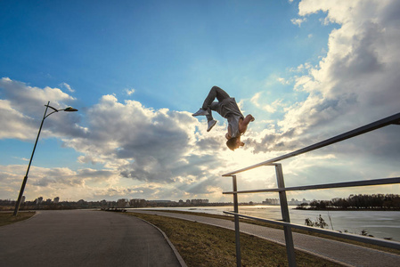 年轻人做跑酷行动照片