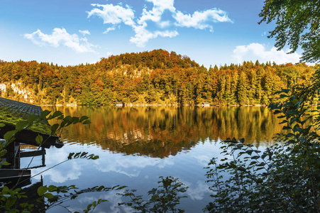 秋天在 alpsee 湖