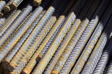 包装中带有周期性轮廓的钢筋储存在金属制品仓库俄罗斯