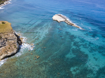 布里亚蒂科，卡拉布里亚，意大利 SantIrene 湾的鸟瞰图。加莱拉岩