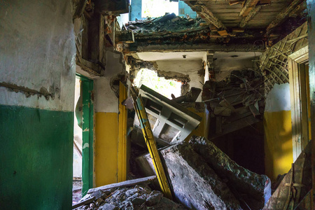 灾难战争地震飓风后被毁的房屋建筑