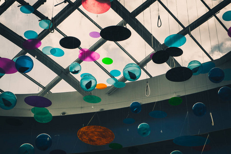天花板装饰与五颜六色的磁盘, 雨滴和气球