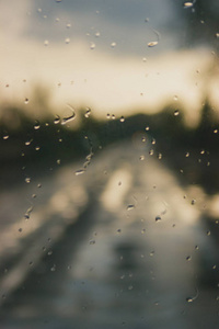 大雨落在城市街道上