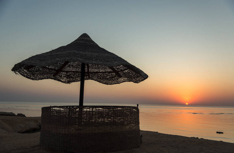黎明与大海。在埃及的海滩