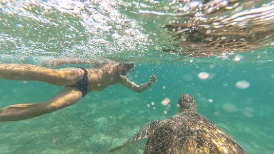 这个家伙让拍照与一只海龟。红海。马萨阿拉姆