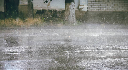 大雨落在城市街道上