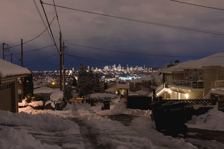 在城市里, 带着发光的灯光拍摄冬季的夜晚长照镜头