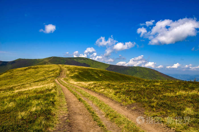 在pylypets 村庄的背景景观与乌克兰喀尔巴阡山