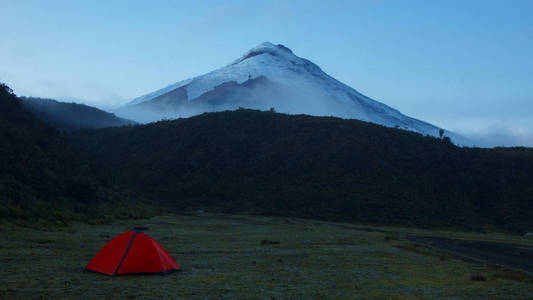 野营帐篷在早上与背景厄瓜多尔科托帕希火山的视图