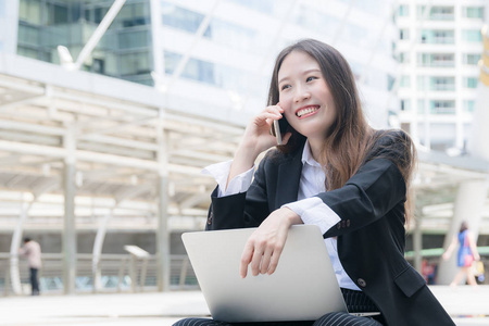 惊喜搜索年轻的商业女人微笑工作与笔记本电脑出门,快乐喜悦, 休克