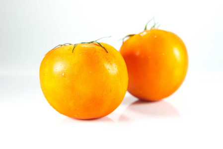 白色背景上的橙色番茄