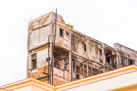 老哈瓦那，古巴损毁的建筑的看法。复制文本的空间