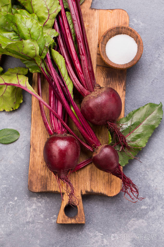 群的新鲜甜菜根植与叶子