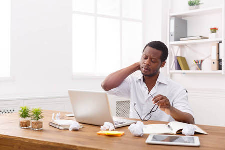 与笔记本电脑累了的少年图片