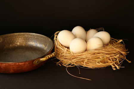 白色蛋巢框和潘