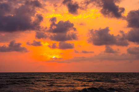 日落。美丽的日落黑海。金色的海洋日落。日落海