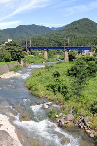 日本山形县山田的塔奇亚河和铁路桥