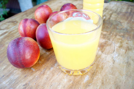 桃果汁和新鲜油桃。这一概念的饮食 排毒 素食主义者