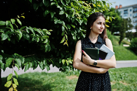 腼腆的微笑图片