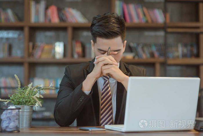年轻有吸引力的亚洲商业男人睡觉, 打瞌睡或考虑