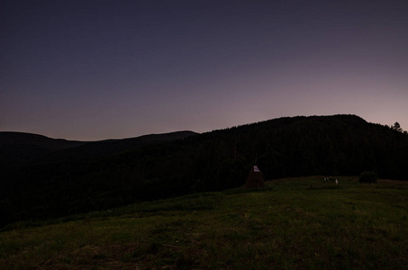 在日落在 Pylypets Carparhian 山的背景