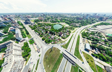 与空中城市景观 十字路口 道路 房屋 建筑物 公园及停车场。阳光灿烂的夏天全景图像