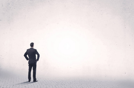 优雅的人站着,背照片