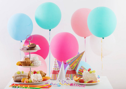 庆祝生日蛋糕与五颜六色的气球
