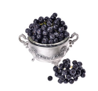 汁的新鲜树莓在时尚条纹灰色杯子里有位苦巧克力上一个灰色的石头背景