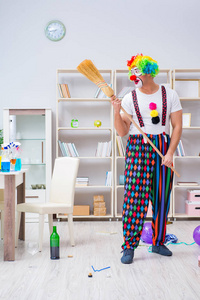 滑稽小丑来做打扫家里