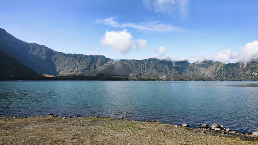 塞格拉衲上装载瑞嘉尼火山口湖的全景