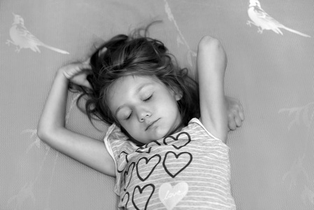 在床上的黑白照片可爱的小男孩正在睡觉可爱的小男孩正在睡觉婴儿情感