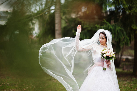 可爱的新娘，在公园与一束构成上的肖像