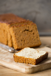 传统的荷兰香料面包或 ontbijtkoek 与黄油