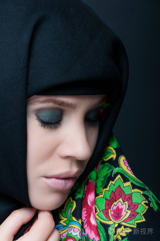 性感的女人头上戴花的面纱