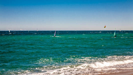 风冲浪者在蔚蓝的大海