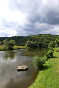 沿着河 Berounka，中央波希米亚捷克共和国农村