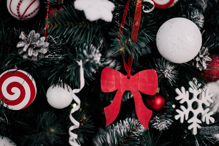 装饰圣诞树在家。装饰品紧靠的圣诞树彩灯和玩具，文本的副本空间背景