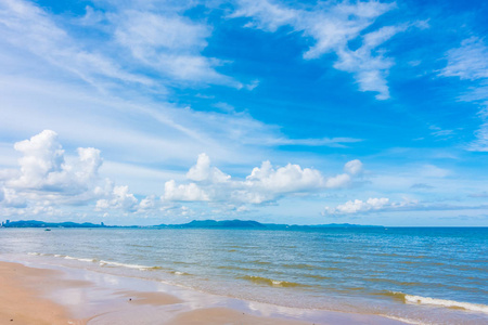 美丽的海滩与海洋法和海洋在蔚蓝的天空