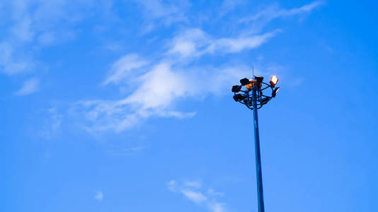 泛光灯在晚上黄昏的天空背景上的路灯杆照片