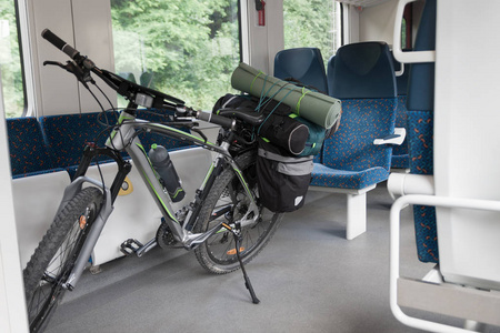 带着鞍袋的山地自行车在火车上运输