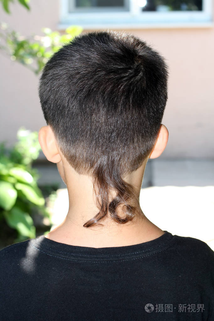 男孩的脖子后面后脑勺上的一缕长发