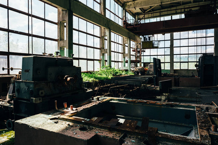 废弃的工厂房间, 有大窗户和铁设备