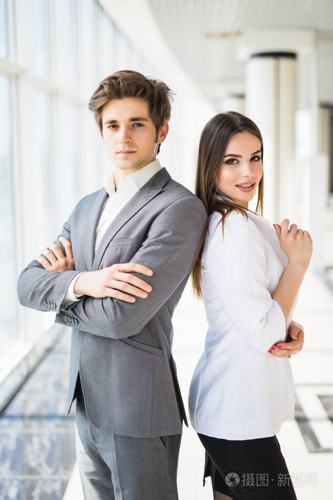 信心十足的商业团队的男人和女人站交叉双手团队精神的概念对夫妇的