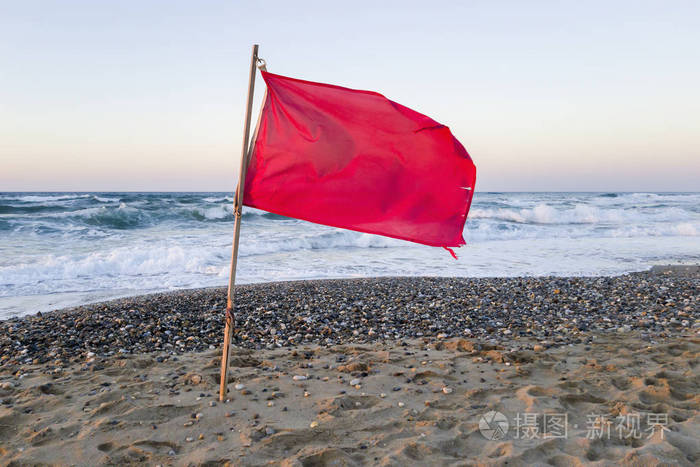 在克里特岸边吹着风的红旗以表明在海里游泳是不安全的