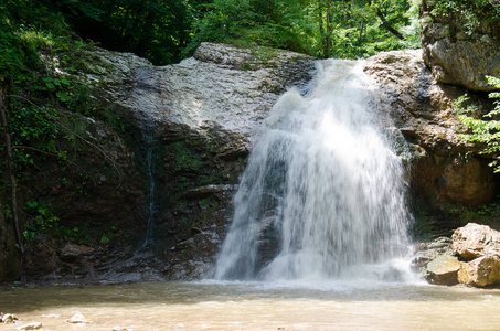 美丽的瀑布 Rufabgo。Adygea