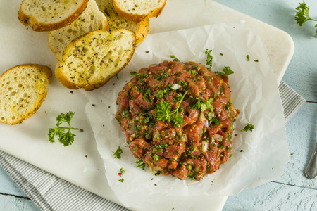 生有机法国牛肉鞑靼照片