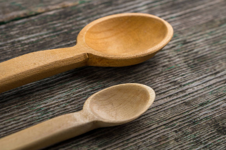 手工木制的勺子上一块木板，厨房小工具