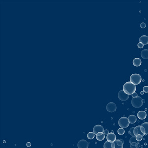 随机的肥皂泡沫抽象的右下角与随机肥皂泡上深蓝色的背景