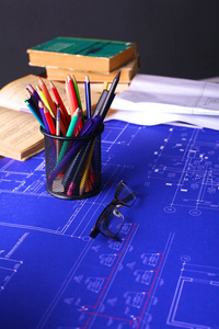 建筑设计图和蓝图卷在工作台上的绘图工具